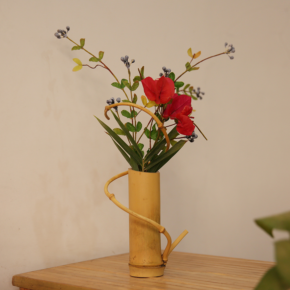 Bambusstangen-Blumenvase mit spiralf&ouml;rmig gebogenen Bambuszweigen